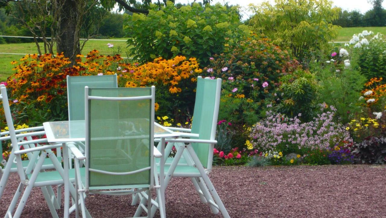 Le Rocher B&B Yvrandes Екстериор снимка